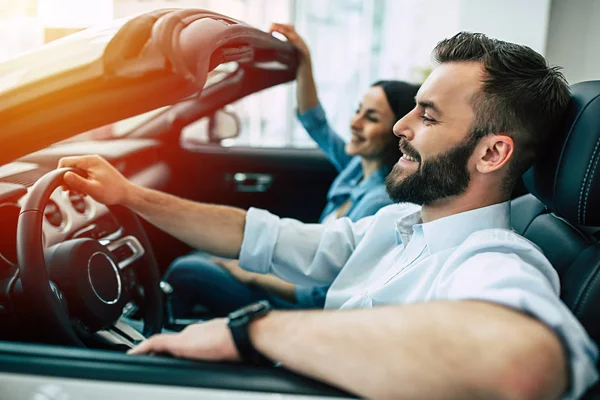 Happy Young Couple Sitting New Car Side View — Stock Photo, Image