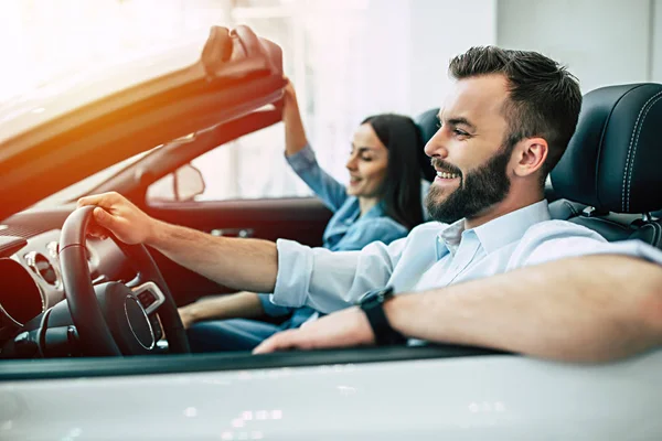 Heureux Jeune Couple Assis Dans Une Nouvelle Voiture Vue Latérale — Photo