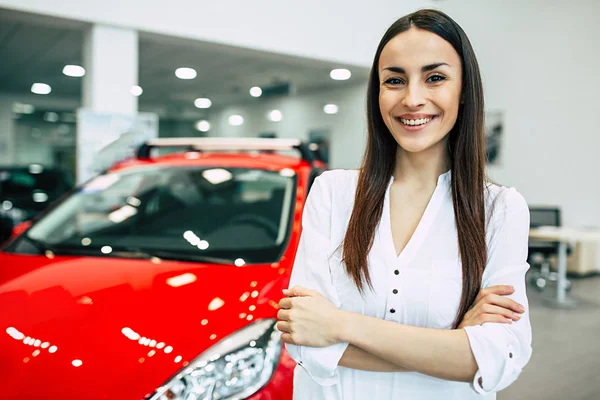 Retrato Mujer Feliz Pie Fondo Del Nuevo Coche Rojo Concesionaria —  Fotos de Stock