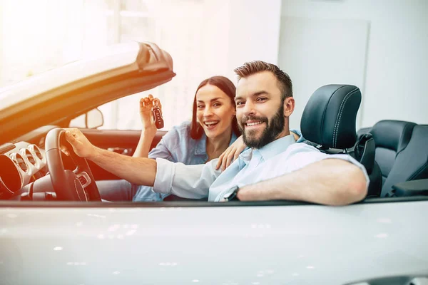 Feliz Jovem Casal Sentado Carro Novo Mulher Mostrando Chave — Fotografia de Stock