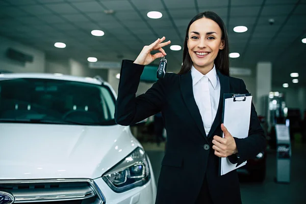 Smiling Businesswoman Suit Holding Documents Keys Standing Dealership Cars Background — Stock Photo, Image