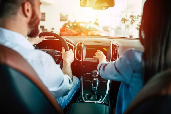 Jovem Casal Feliz Dirigindo Carro Novo Visão Traseira — Fotografia de Stock