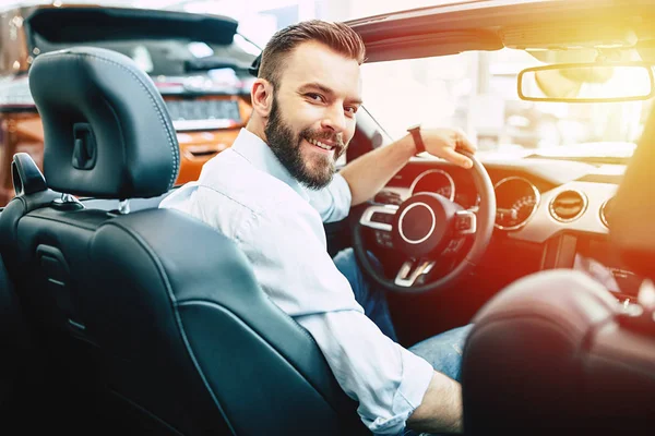 Homem Bonito Terno Preto Sentado Carro Novo Comprando Conceito Carro — Fotografia de Stock