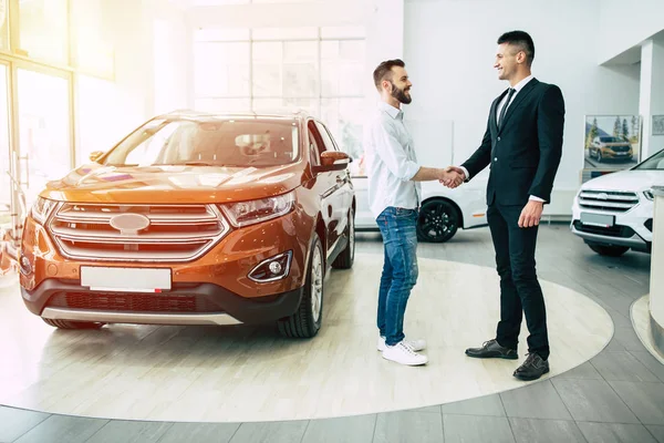 Male Consultant Customer Shake Hands Standing Dealership Cars Background Full — Stock Photo, Image