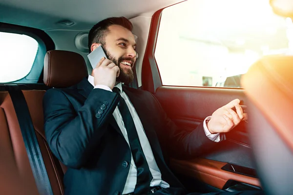 Hombre Negocios Seguro Hablando Teléfono Móvil Sentado Coche —  Fotos de Stock