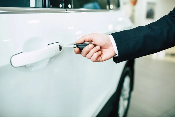 Primer Plano Mano Masculina Que Abre Puerta Del Coche Con —  Fotos de Stock