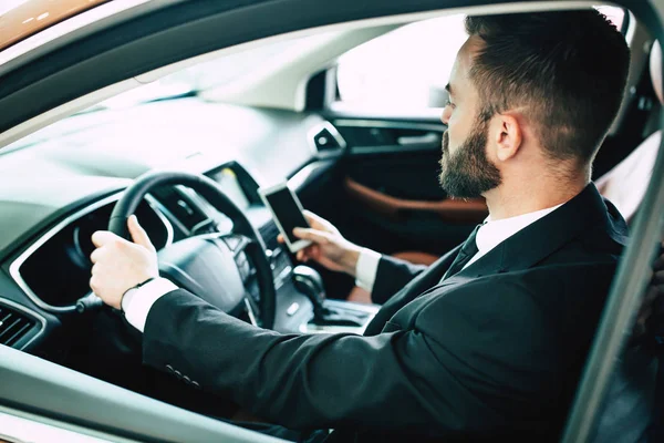 Homem Confiante Dirigindo Carro Usando Smartphone — Fotografia de Stock