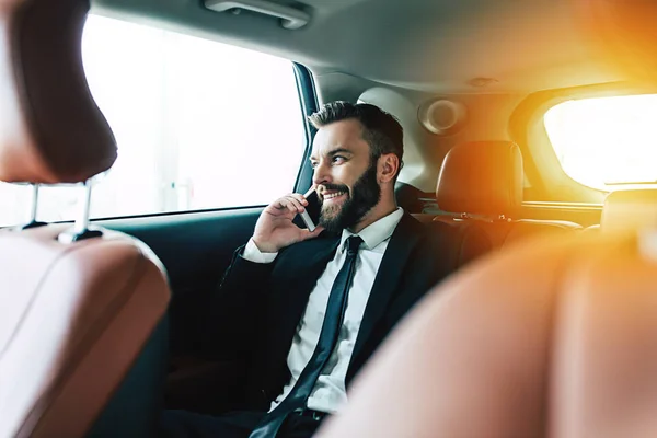 Hombre Negocios Seguro Hablando Teléfono Móvil Sentado Coche —  Fotos de Stock