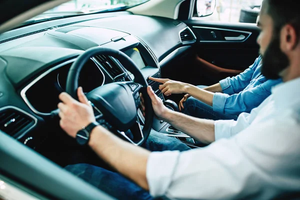 Araba iç tasarım kırpılmış fotoğrafı. Arabada oturan çift