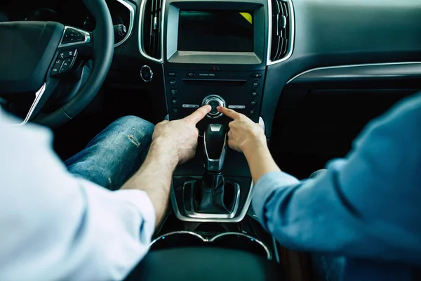 Araba iç tasarım kırpılmış fotoğrafı. Araba, dikiz oturan çift