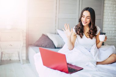 Kahve içen güzel kadın.