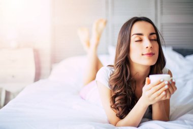 Kahve içen güzel kadın.