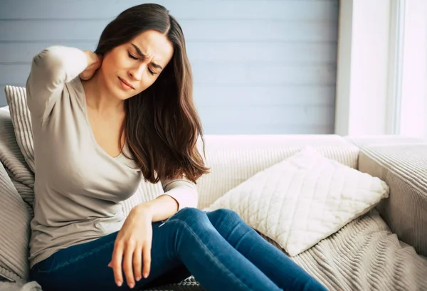 Chica con dolor de cabeza y dolor de espalda . —  Fotos de Stock