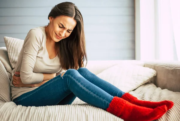 Karın ağrısı çeken bir kadın.