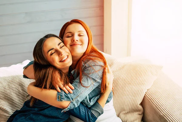 Oturma odasında kanepede sarılma arkadaşlar