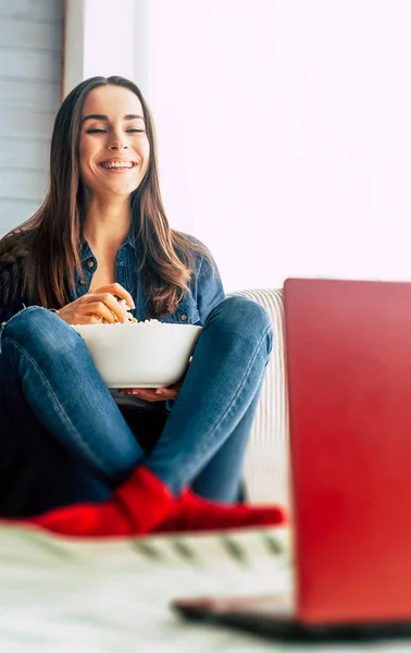 Χαμογελώντας νεαρή γυναίκα τρώει ποπ κορν — Φωτογραφία Αρχείου