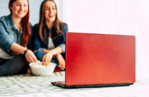 Amiche che guardano un computer — Foto Stock