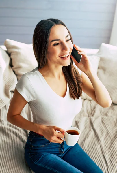 Mujer hablando por móvil y bebiendo café — Foto de Stock