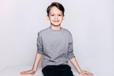 Gülümseyen küçük çocuk