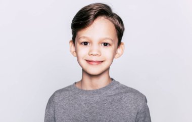 Gülümseyen küçük çocuk