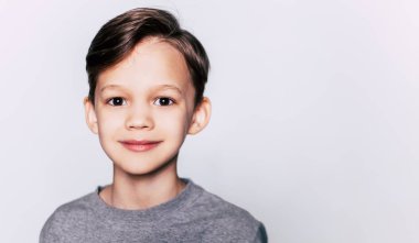 Gülümseyen küçük çocuk