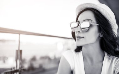 Genç kadın Café'de dinlenme 