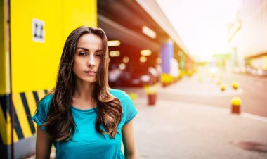 Açık havada kameraya bakarak saç uçan ile genç kız