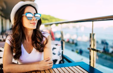 Genç kadın Café'de dinlenme 