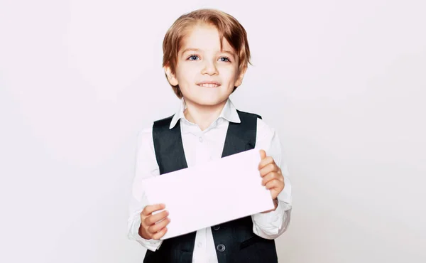 Niño pequeño sosteniendo tarjeta en blanco — Foto de Stock