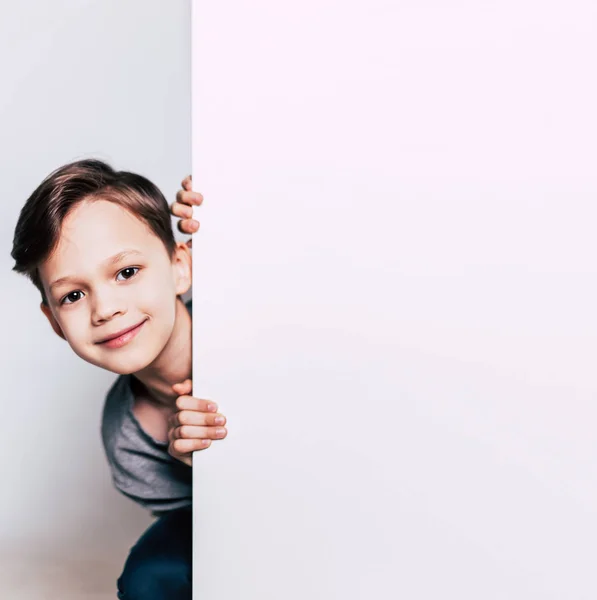 Niño pequeño y tarjeta en blanco —  Fotos de Stock