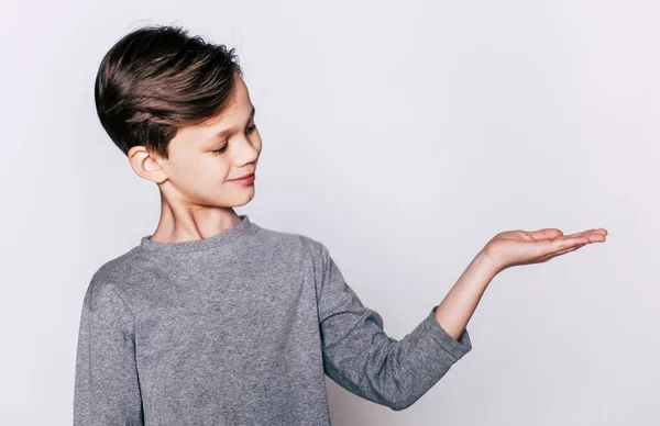 Pojke visar något på hans palm — Stockfoto