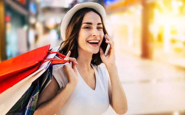 Mujer con hablar por teléfono —  Fotos de Stock