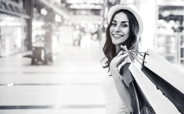 Ευτυχισμένη γυναίκα με τσάντες για ψώνια. — Φωτογραφία Αρχείου