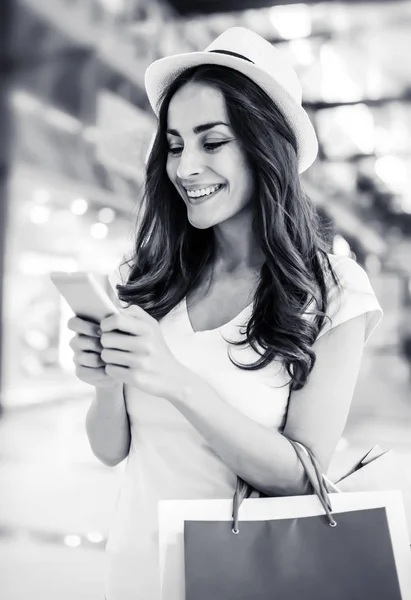 Žena používání telefonu v obchoďáku — Stock fotografie