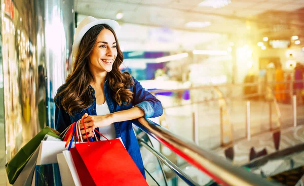 Mulher feliz com sacos de compras — Fotografia de Stock