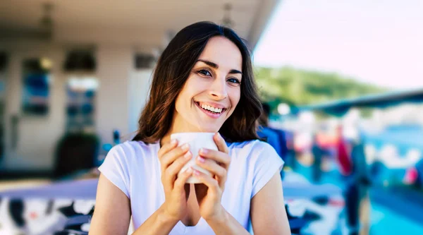 Donna che beve caffè nel caffè — Foto Stock