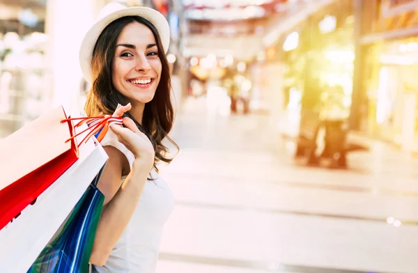 Mujer feliz con bolsas de compras —  Fotos de Stock