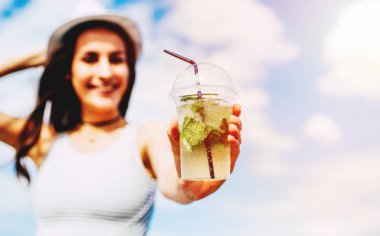 Soğuk yaz kokteyl tutan genç kadın 