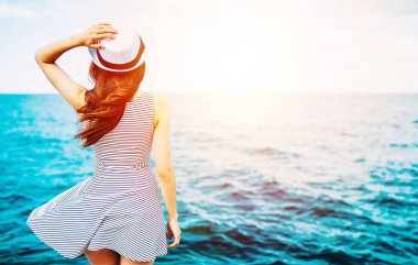 Genç kadın mavi deniz su arka plan üzerinde poz