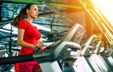 Genç kadının spor salonunda egzersiz yapması yerleştirmek