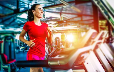 Genç kadının spor salonunda egzersiz yapması yerleştirmek