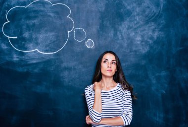 Genç esmer kızla kara tahta üzerinde konuşma balonu 