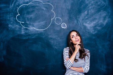 Genç esmer kızla kara tahta üzerinde konuşma balonu 