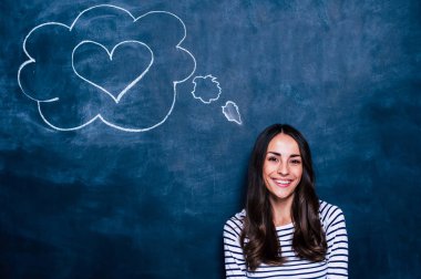 Genç esmer kızla kara tahta üzerinde konuşma balonu 