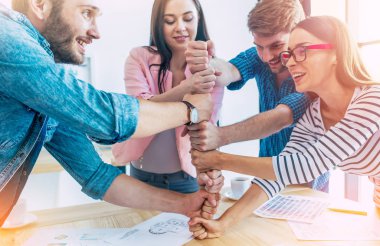 Genç yaratıcı iş ekibi modern ofisinde çalışıyor