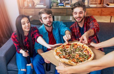 Grup genç arkadaşlar evde pizza yemek