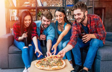 Grup genç arkadaşlar evde pizza yemek
