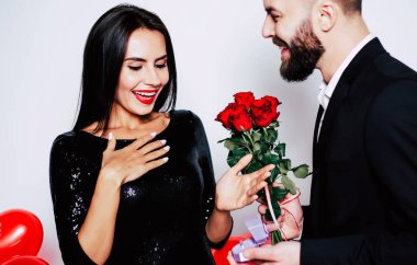 Genç kız için gül buket hediye adam sakal