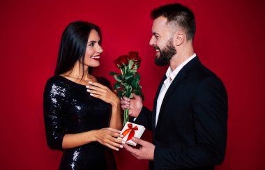 Genç kız için gül buket hediye adam sakal