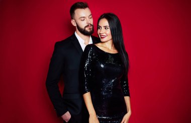 Kırmızı arka plan üzerinde poz genç çift